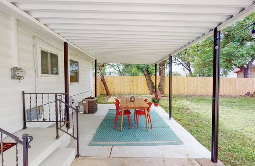 Wichita House | Stylish Mid-Century Home | 4BR | 2 King Beds | Sleeps 10 | Big Backyard