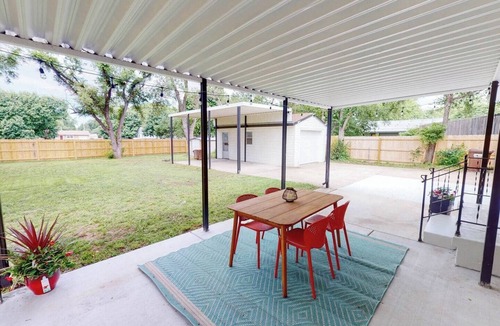 Wichita House | Stylish Mid-Century Home | 4BR | 2 King Beds | Sleeps 10 | Big Backyard