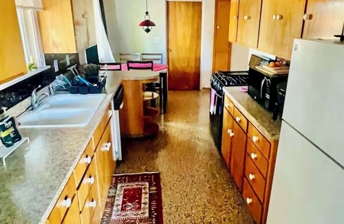 Northeast Neighbors House | Stylish Mid Century Modern- 1 hour from Oregon Coast