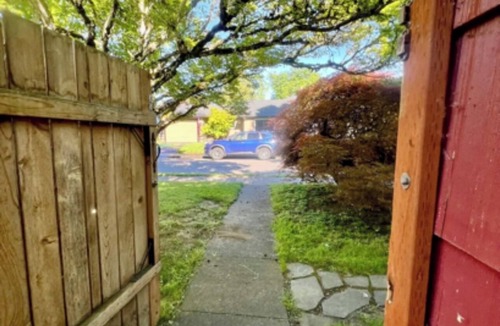 Northeast Neighbors House | Stylish Mid Century Modern- 1 hour from Oregon Coast