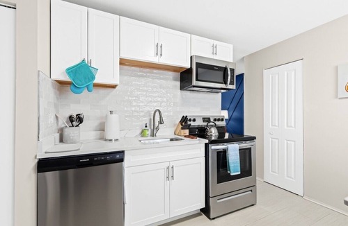 Hazel Park Apartment | Stylish Mid-Century | 2BD | CentralHZ