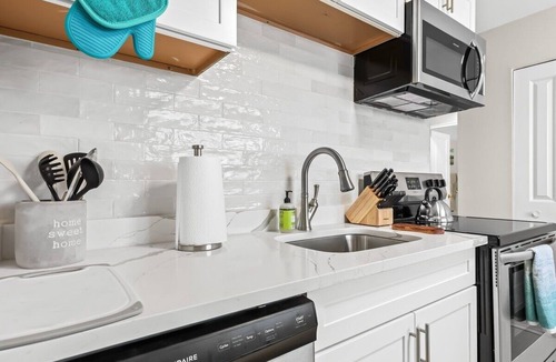 Hazel Park Apartment | Stylish Mid-Century | 2BD | CentralHZ