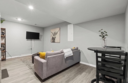 Grandview House | Stylish MidModern 1 Bed Apartment - Lower Level/Private Entrance