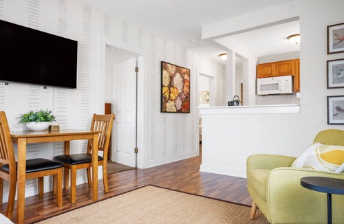 Mobile Apartment | Stylish Midtown Flat – 20B