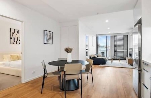 Carnegie Apartment | Stylish & Modern 2BR w/King Bed, Study & Car Park