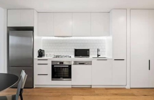 Carnegie Apartment | Stylish & Modern 2BR w/King Bed, Study & Car Park