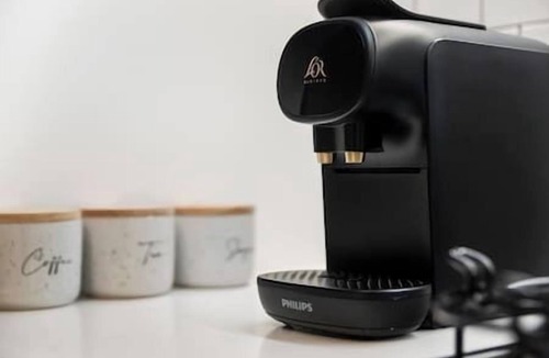 Carnegie Apartment | Stylish & Modern 2BR w/King Bed, Study & Car Park