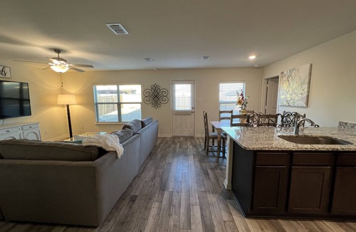 Forney House | Stylish Modern 3BD 2BA 30 minutes to Downtown Dallas Free HS-WiFi