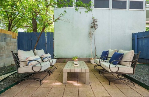 Brentwood House | Stylish + Modern 4-bedroom, 10 minutes to Downtown