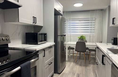 Kitchener Apartment | Stylish Modern Apartment | King Beds | Work-Friendly | Free Parking
