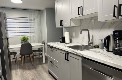 Kitchener Apartment | Stylish Modern Apartment | King Beds | Work-Friendly | Free Parking