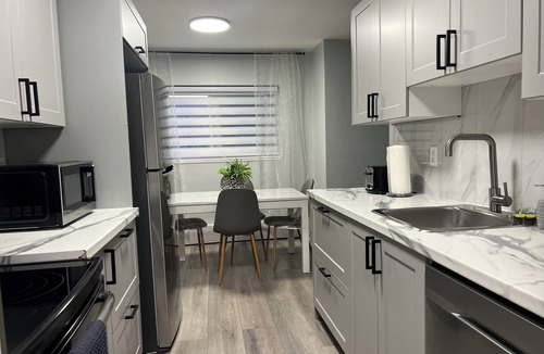 Kitchener Apartment | Stylish Modern Apartment | King Beds | Work-Friendly | Free Parking