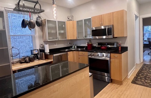 North Center Apartment | Stylish & Modern Apartment in Walk to Everything Neighborhood