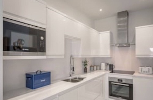 Hitchin Apartment | Stylish & Modern: Central Hitchin - with Parking