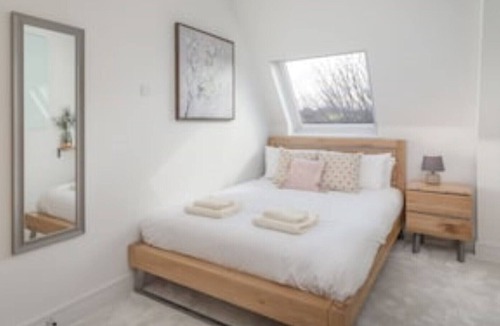 Hitchin Apartment | Stylish & Modern: Central Hitchin - with Parking