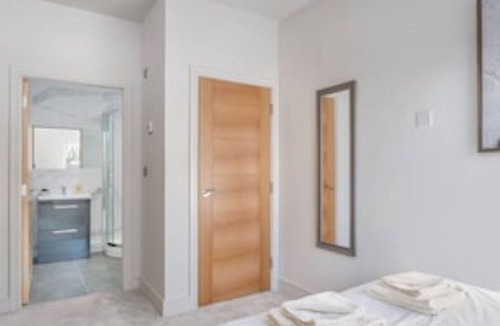 Hitchin Apartment | Stylish & Modern: Central Hitchin - with Parking