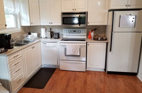 Sharon House | Stylish, Modern 2nd Floor Private Apt. In Quiet Area, Close To Lake Simcoe