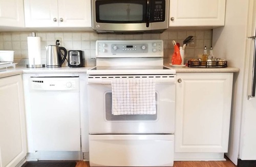 Sharon House | Stylish, Modern 2nd Floor Private Apt. In Quiet Area, Close To Lake Simcoe