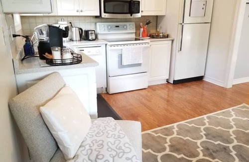 Sharon House | Stylish, Modern 2nd Floor Private Apt. In Quiet Area, Close To Lake Simcoe