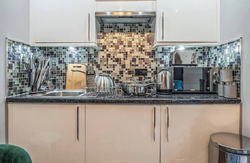 Laurieston Apartment | Stylish Modern Central Gem in Central Edinburgh