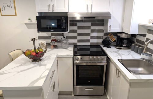Fabreville Condo | Stylish & Modern Condo - FREE Parking & EV Chargern