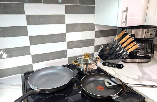 Fabreville Condo | Stylish & Modern Condo - FREE Parking & EV Chargern
