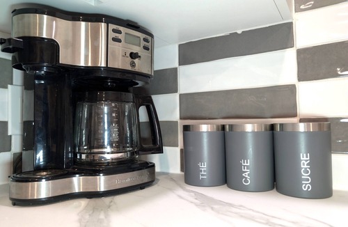 Fabreville Condo | Stylish & Modern Condo - FREE Parking & EV Chargern