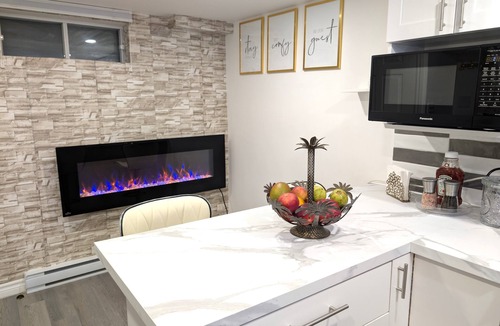 Fabreville Condo | Stylish & Modern Condo - FREE Parking & EV Chargern