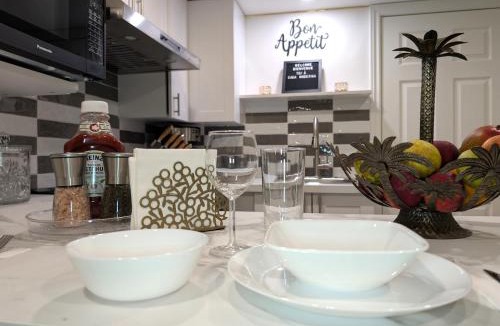 Fabreville Apartment | Stylish & Modern Condo - FREE Parking & EV Chargers