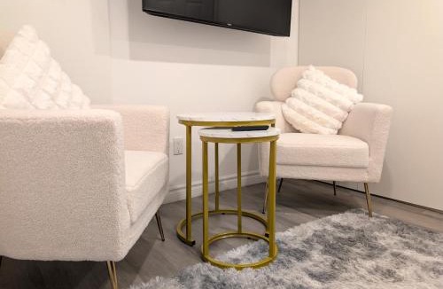 Fabreville Apartment | Stylish & Modern Condo - FREE Parking & EV Chargers