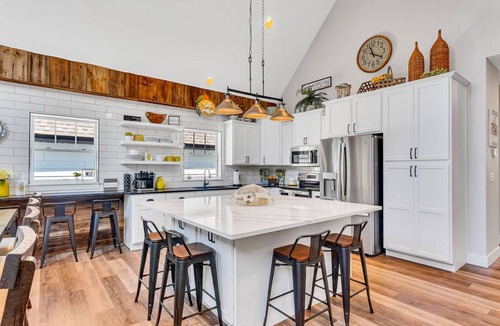 Hollister House | Stylish Modern Farmhouse Near Table Rock Lake In and Outdoor Pools Pickleball Free Daily Tickets!
