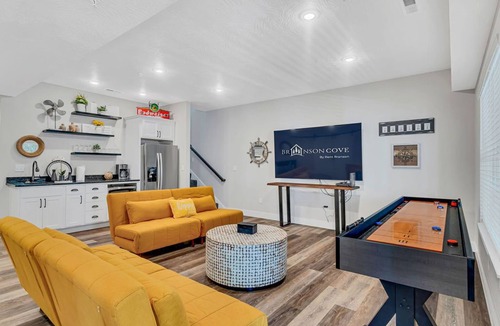 Hollister House | Stylish Modern Farmhouse Near Table Rock Lake In and Outdoor Pools Pickleball Free Daily Tickets!