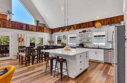 Hollister House | Stylish Modern Farmhouse Near Table Rock Lake In and Outdoor Pools Pickleball Free Daily Tickets!