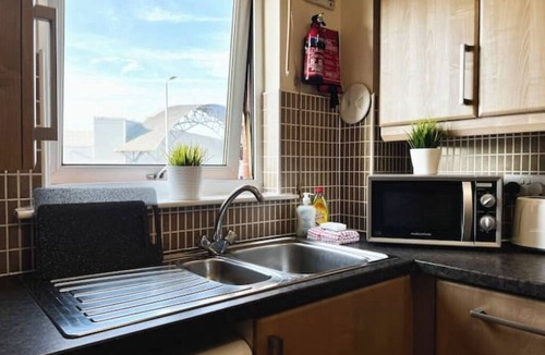 Cowlairs Apartment | Stylish Modern Flat with Juliet Balcony & Parking