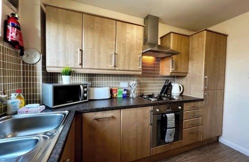 Cowlairs Apartment | Stylish Modern Flat with Juliet Balcony & Parking