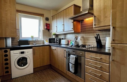 Cowlairs Apartment | Stylish Modern Flat with Juliet Balcony & Parking