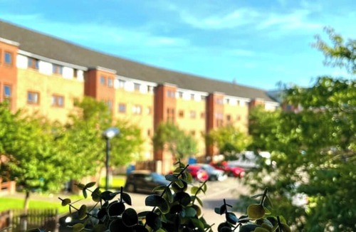 Cowlairs Apartment | Stylish Modern Flat with Juliet Balcony & Parking