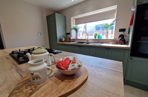 Merthyr Tydfil House | Stylish & Modern 7 Bedroom house