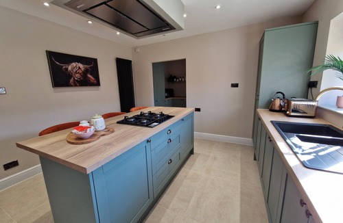 Merthyr Tydfil House | Stylish & Modern 7 Bedroom house