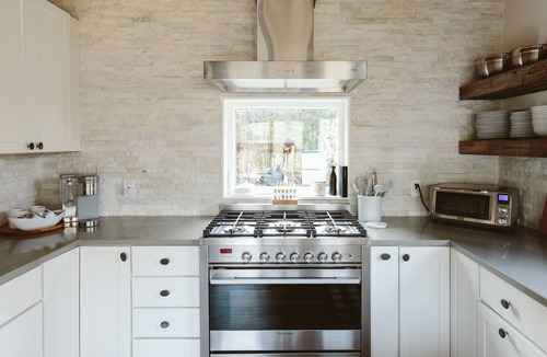 Hood River House | Stylish & Modern Hood River Retreat Near Downtown!