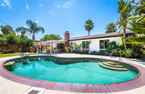 Winnetka House | Stylish Modern House with Pool