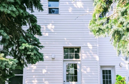 Barrie Apartment | Stylish & Modern House ♥ Walking distance to Barrie Beach!