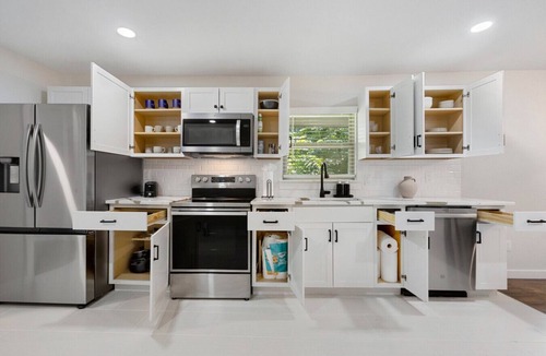 South Dallas - Fair Park House | Stylish Modern Oasis in Dallas with Pool Table