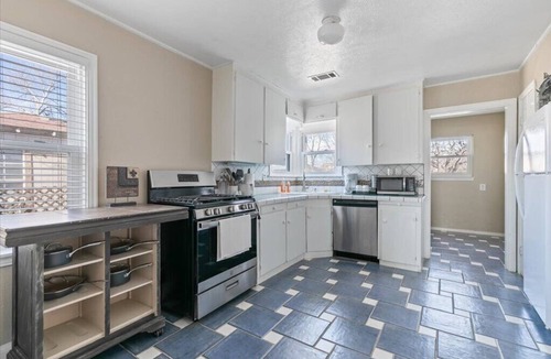 Richardson House | Stylish & Modern Private Getaway in Richardson!