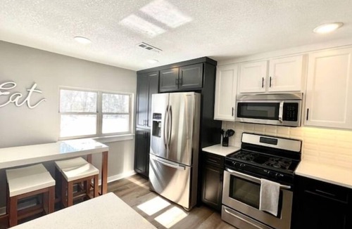 Rogers House | Stylish, modern, REMODELED : Central Location