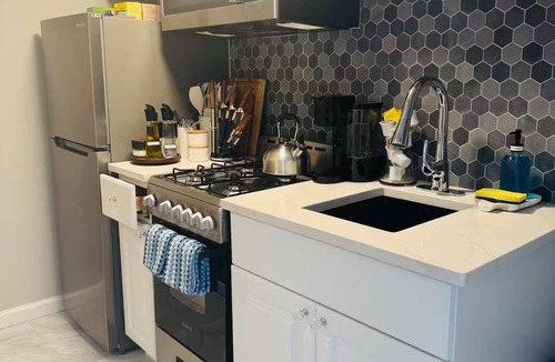 Clinton House | Stylish Modern Stay Steps from the Ocean