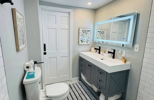 Clinton House | Stylish Modern Stay Steps from the Ocean