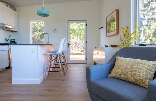 Strawberry Apartment | Stylish & Modern Studio in Mill Valley