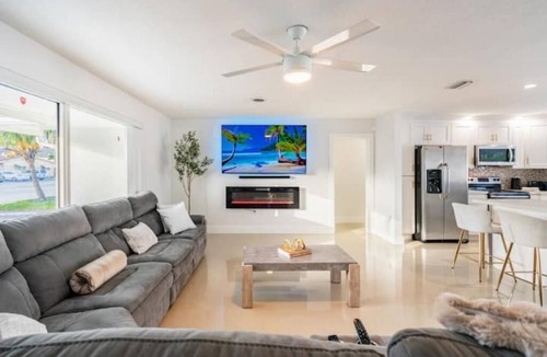 Imperial Point House | Stylish Modern Oasis Pool 2mil to Beach