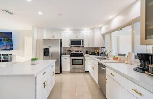 Imperial Point House | Stylish Modern Oasis Pool 2mil to Beach